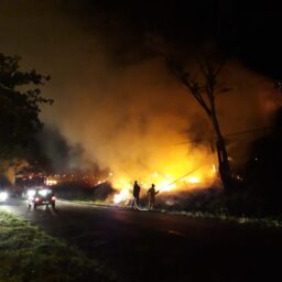 Sítio é devastado pelo fogo e tem casa mobiliada totalmente destruída