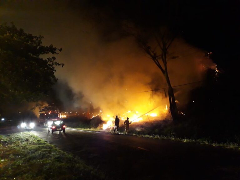 Sítio é devastado pelo fogo e tem casa mobiliada totalmente destruída