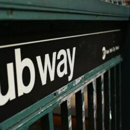 Criança de 11 anos morre após ‘surfar’ em metrô de Nova York