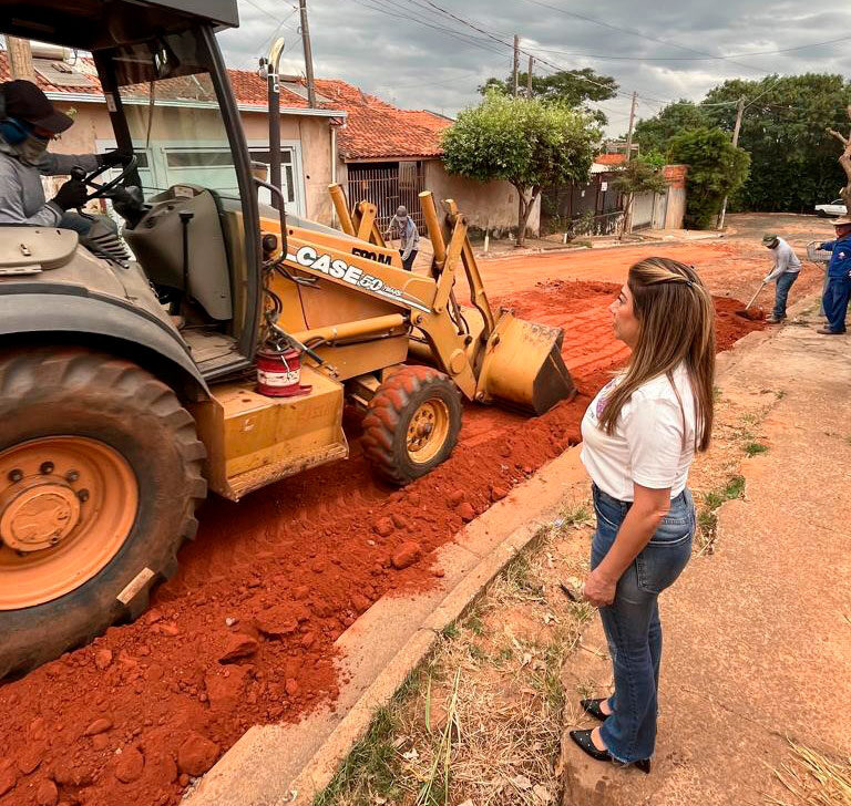 Professora Daniela mostra conquistas de asfalto, causa animal e inclusão nas escolas