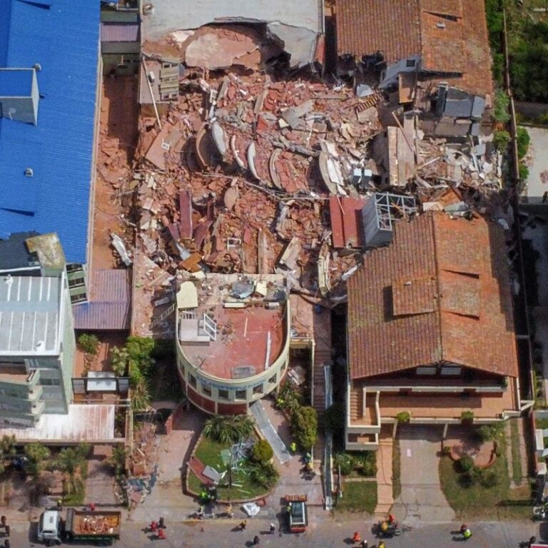 Hotel de dez andares desaba na Argentina, e bombeiros buscam nove pessoas