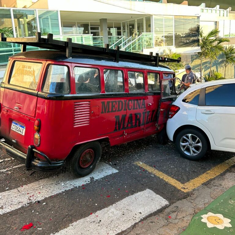 Colisão entre Kombi de alunos da Famema e carros deixa um ferido