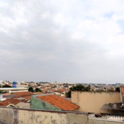 Apesar de nuvens, chuva é improvável e calor deve chegar aos 36°C