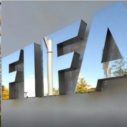 Fifa reconhece derrota e anuncia mudança na regra de transferências