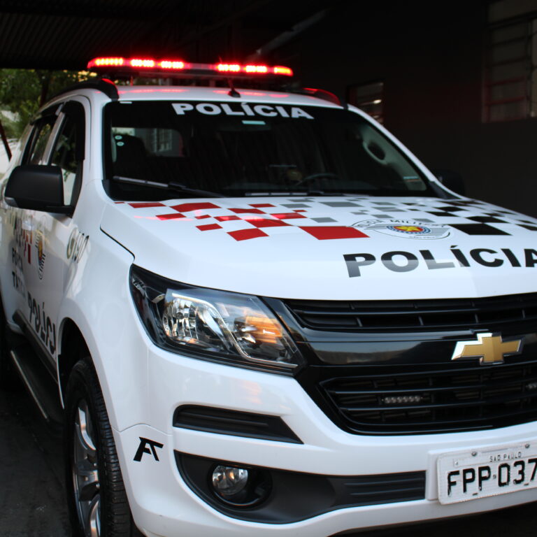 Mulher que usava carro estacionado para guardar drogas é presa em flagrante pela PM