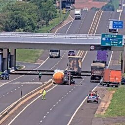 Motorista fica preso às ferragens e morre em tombamento de carreta com gás