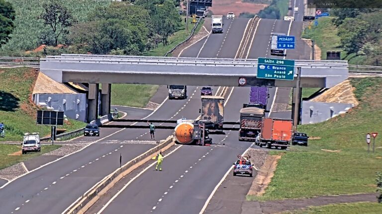 Motorista fica preso às ferragens e morre em tombamento de carreta com gás