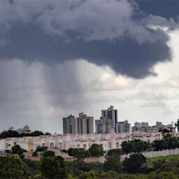 Instituto Nacional emite alerta de tempestade e granizo para 13 estados e DF