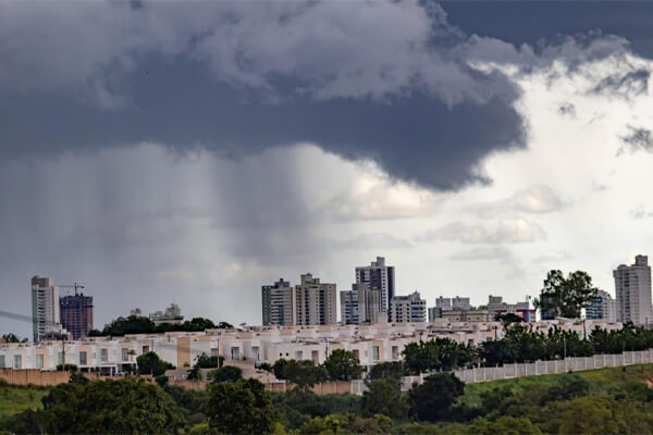 Instituto Nacional emite alerta de tempestade e granizo para 13 estados e DF