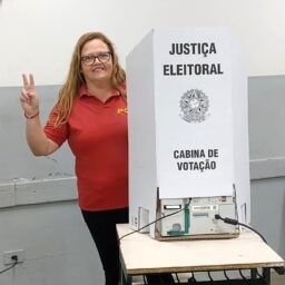 Candidata Lilian Miranda do PCO passa despercebida, vota e fala em resistência