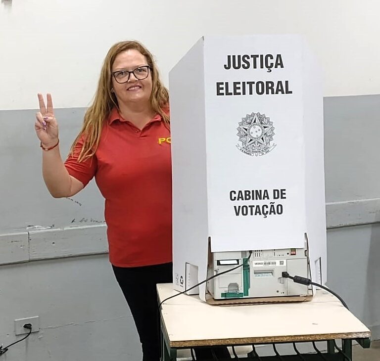 Candidata Lilian Miranda do PCO passa despercebida, vota e fala em resistência