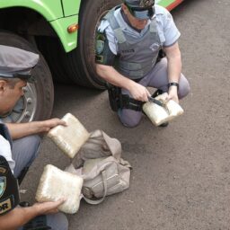 Boliviana é flagrada pela PM Rodoviária com drogas em linha internacional de ônibus