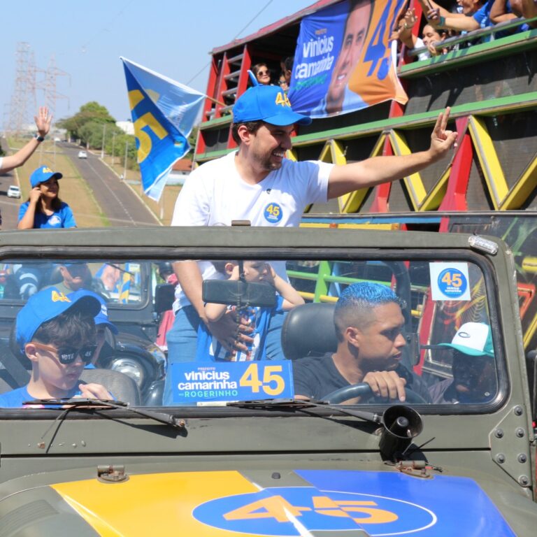 Vinicius encerra campanha com carreata em clima de festa e joga pressão nos adversários