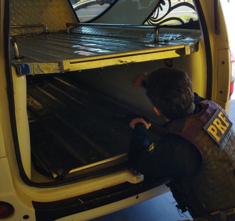 Polícia Rodoviária Federal descobre 240 quilos de maconha em carro funerário