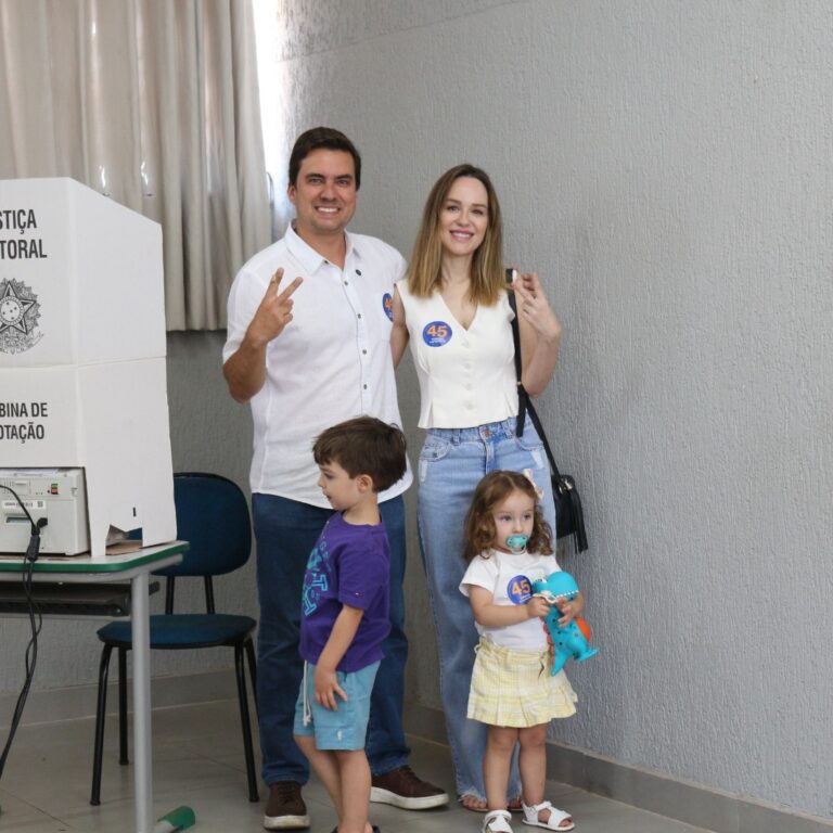 Vinicius vota com a família e demonstra confiança em vitória nas urnas