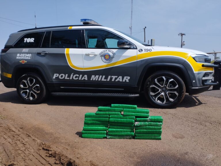 Em blitz da PM Rodoviária, mulher é presa com drogas e homem com eletrônicos