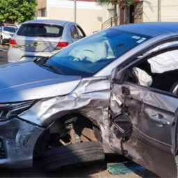 Acidente em cruzamento com semáforo deixa motoristas feridos na região central