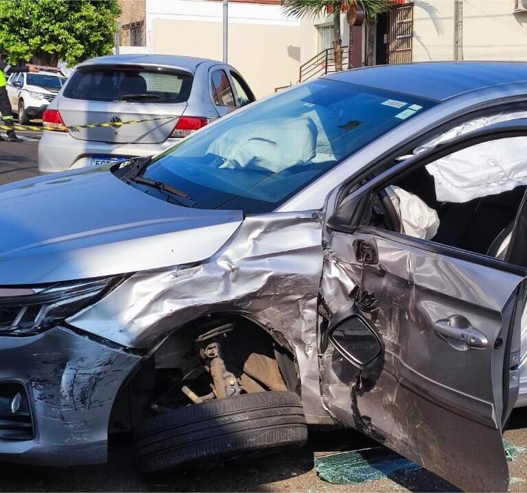 Acidente em cruzamento com semáforo deixa motoristas feridos na região central