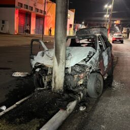 Veículo atinge poste e pega fogo na zona sul; motorista foge e abandona carro da mãe