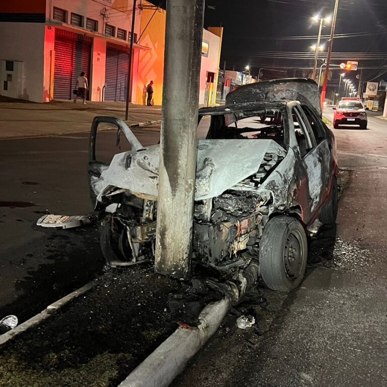 Veículo atinge poste e pega fogo na zona sul; motorista foge e abandona carro