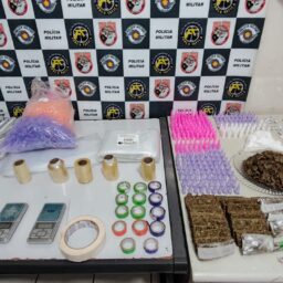 Dupla é presa por tráfico após a polícia localizar crack, maconha e cocaína em matagal