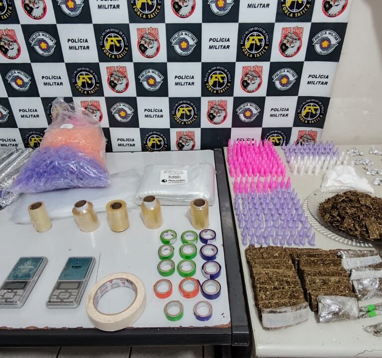 Dupla é presa por tráfico após a polícia localizar crack, maconha e cocaína em matagal