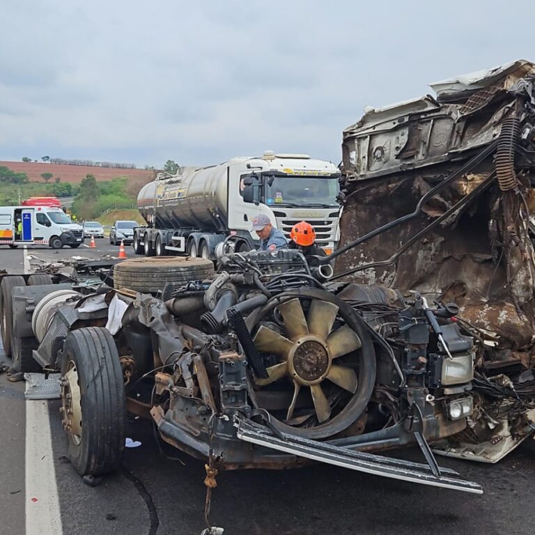 Acidente deixa caminhão destruído na rodovia SP-333 em Marília