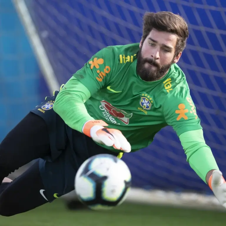 Alisson é cortado por lesão e Dorival convoca Weverton para jogos das Eliminatórias