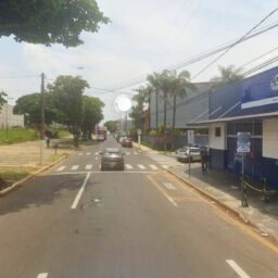 Homem tem celular roubado em plena luz do dia, leva socos e tem camisa rasgada por ladrão