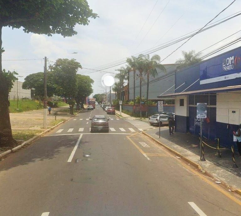 Homem tem celular roubado em plena luz do dia, leva socos e tem camisa rasgada por ladrão