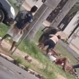 Vídeo flagra espancamento de homem em praça no Centro