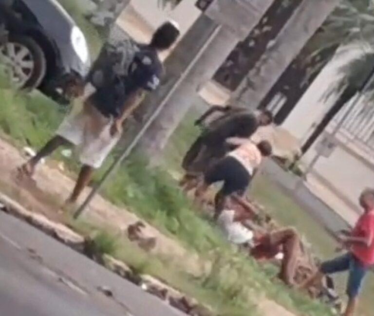 Vídeo flagra espancamento de homem em praça no Centro