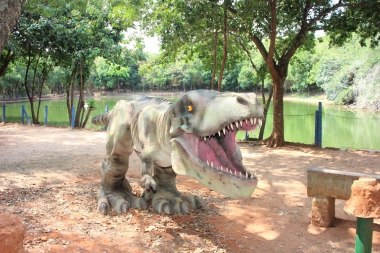 Bosque de Marília recebe mais réplicas do dino abelissauro e do esqueleto do T-Rex