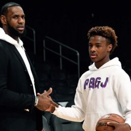 Sob olhar do pai no banco, filho de LeBron faz a 1ª cesta na sua estreia na NBA