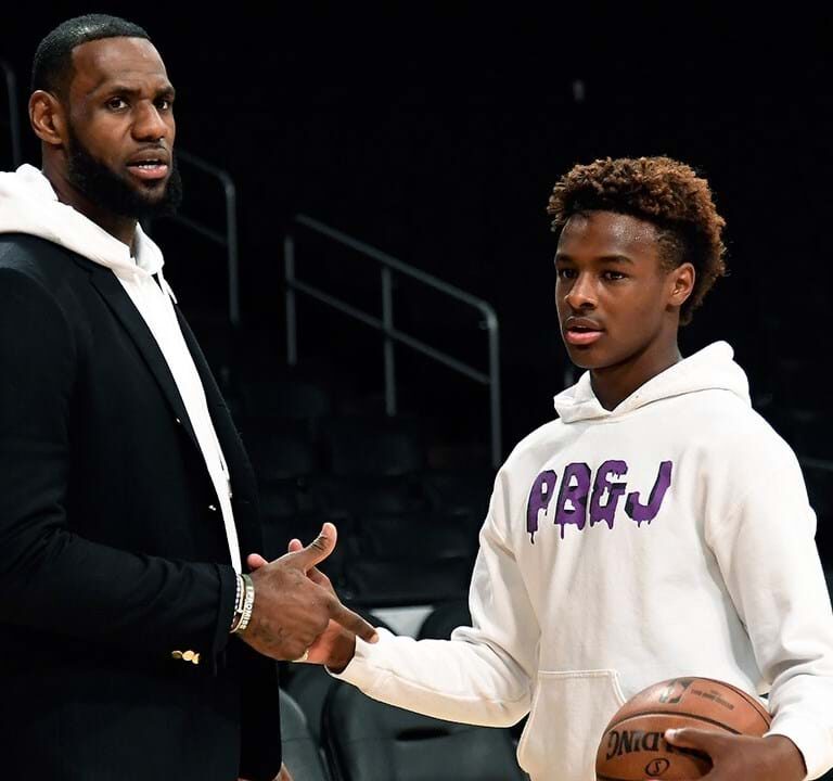 Sob olhar do pai no banco, filho de LeBron faz a 1ª cesta na sua estreia na NBA