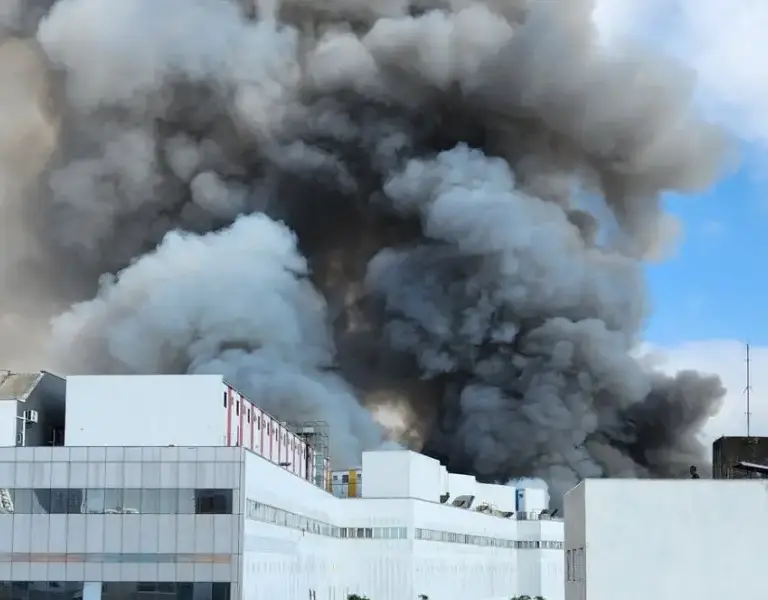 Incêndio atinge o Shopping 25 Brás no Centro de São Paulo nesta quarta-feira