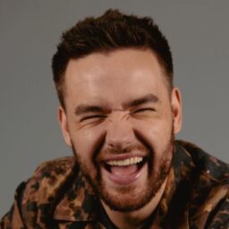 Pai de Liam Payne, ex-One Direction, chega à Argentina após morte do artista