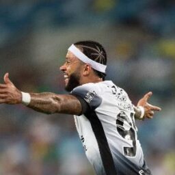 Corinthians vence Cuiabá com Memphis decisivo, time misto e deixa o Z4