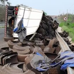 Acidente com carreta carregada com pneus deixa dois feridos na SP-333