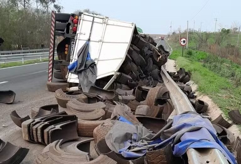 Acidente com carreta carregada com pneus deixa dois feridos na SP-333