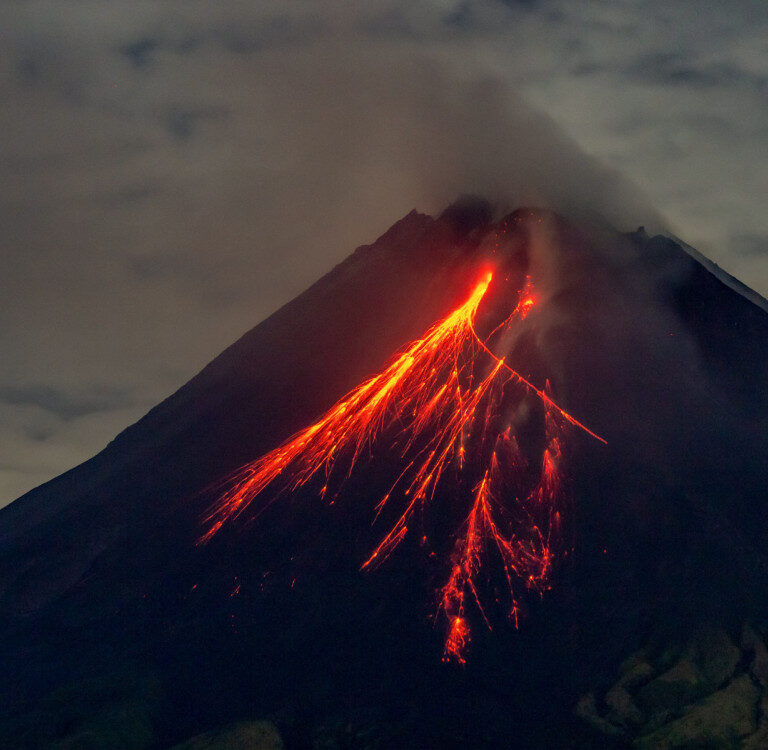 Erupção de vulcão deixa ao menos dez mortos na Indonésia e força retirada de moradores