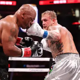 Em retorno ao boxe, lenda Mike Tyson perde para Jake Paul em luta ruim