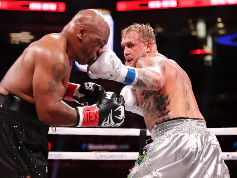 Em retorno ao boxe, lenda Mike Tyson perde para Jake Paul em luta ruim