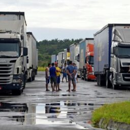 Caminhoneiros podem cobrar horas paradas após decisão do STF