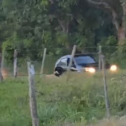 Casal de assaltantes é preso após série de roubos e vídeo flagra fuga em alta velocidade