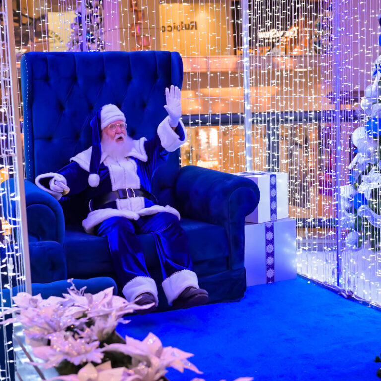 Esmeralda Shopping encanta com Papai Noel azul e sorteio de viagem para as Maldivas