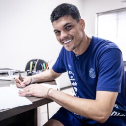 Goleiro Gabriel Brazão renova vínculo com o Santos até 31 de dezembro de 2028