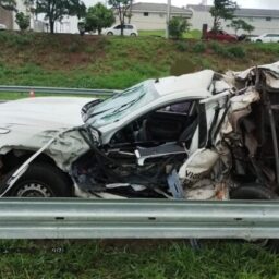 Servidor público fica gravemente ferido em acidente envolvendo caminhão na SP-294