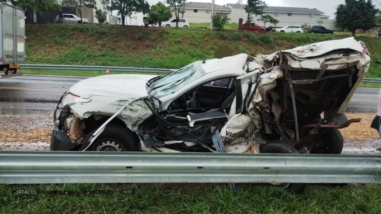 Servidor público fica gravemente ferido em acidente envolvendo caminhão na SP-294