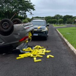 Motorista com carro carregado de maconha capota em Ourinhos e é preso pela PRF